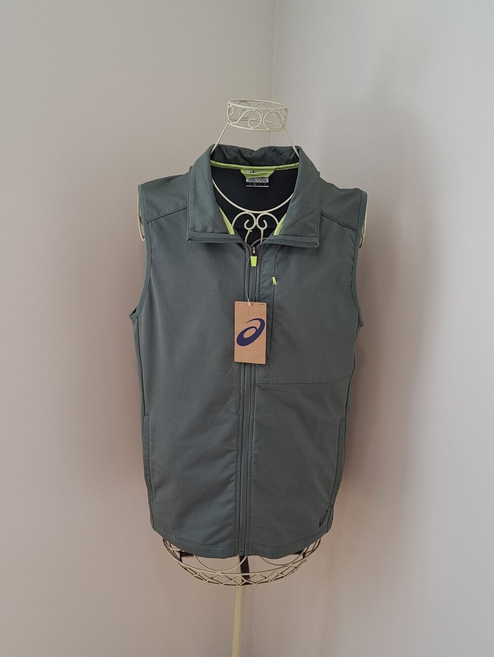 NWT! ASICS Woven fleece lined Outdoor Activewear Lightweight vest, Size Small.